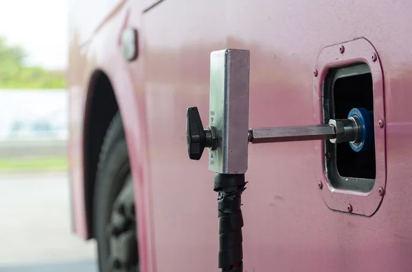 Bocal de gás para adicionar gás no carro no posto de gasolina — Fotografia de Stock
