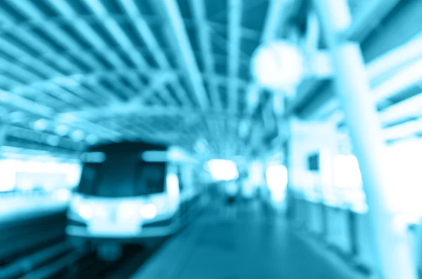 Abstracte wazig foto van sky treinstation met mensen achtergrond, blauwe kleurtoon — Stockfoto