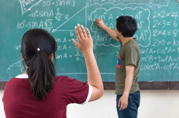 Mãos erguidas em sala de aula na escola — Fotografia de Stock