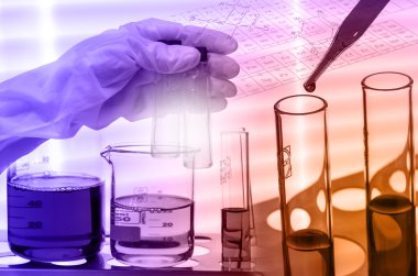 Kimyasal laboratuvar, reaktif test şişesi ve tüp bırakarak bilim adamı