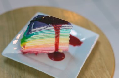 Gökkuşağı krep pasta. (Üst katman üzerinde odaklanmak)