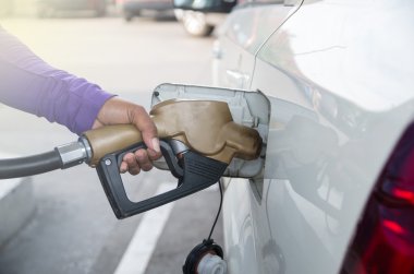 Elini tut yakıt dolum istasyonu arabada eklemek için yakıt bașlık