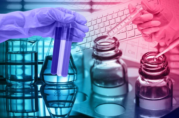 化学实验室，科学家落入测试瓶试剂 — 图库照片
