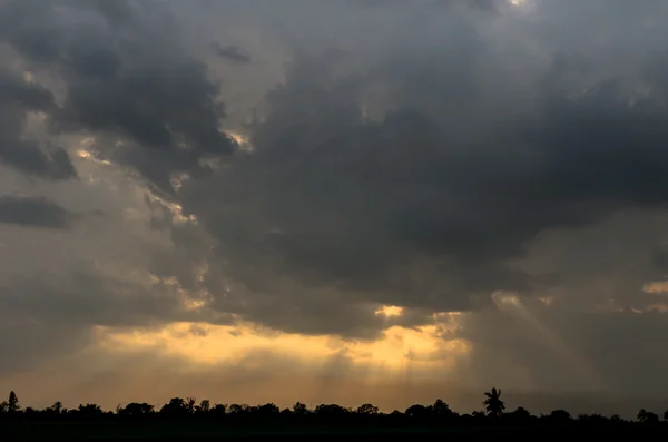 Rays of light shine, dramatic sunset, worm tone — Stock Photo, Image