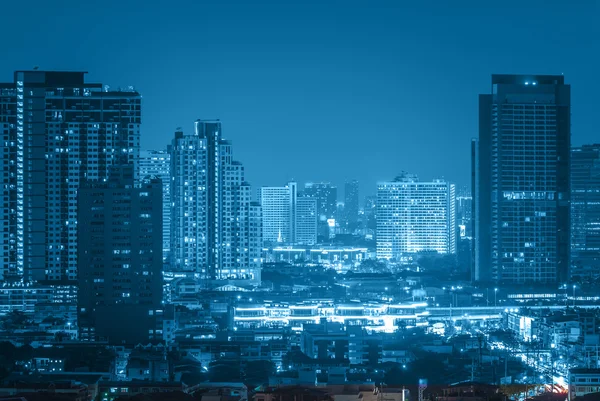 Bangkok paisaje urbano vista al río en el crepúsculo, tono de color azul — Foto de Stock