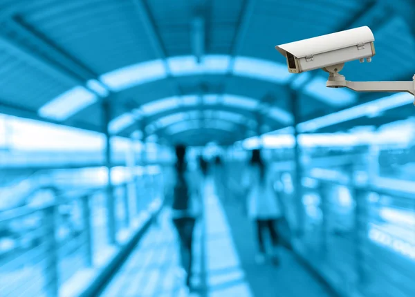 CCTV bewakingscamera op monitor de abstracte wazig foto van mensen met traject skywalker — Stockfoto