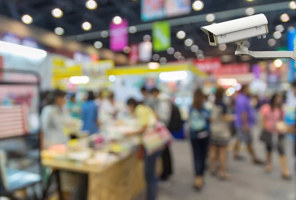 Caméra de sécurité CCTV sur le moniteur du centre commercial avec des gens — Photo