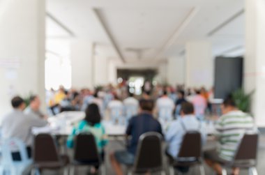 Aydınlık bir konferans Salonu'nda toplantı bulanık arka plan