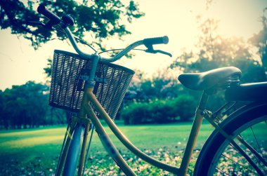 Gün batımında klasik Bisiklet park veya derin orman