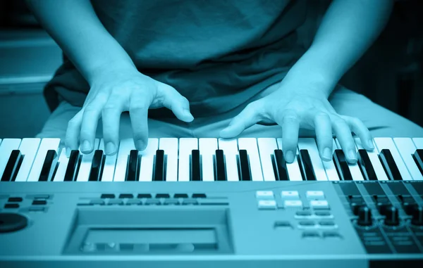 Ręce grać na klawiaturze lub fortepian — Zdjęcie stockowe