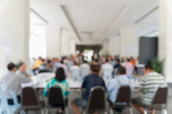 Encontro fundo desfocado na sala de conferências brilhante — Fotografia de Stock