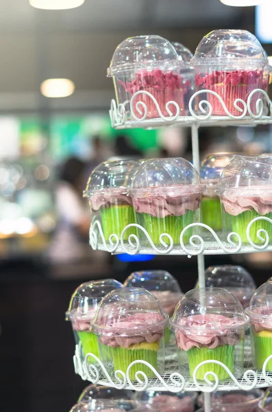 Pastel de taza en el estante —  Fotos de Stock