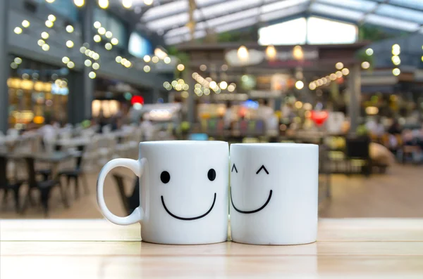Δύο φλιτζάνια ευτυχισμένη στο κατάστημα καφέ θάμπωμα φόντου — Φωτογραφία Αρχείου
