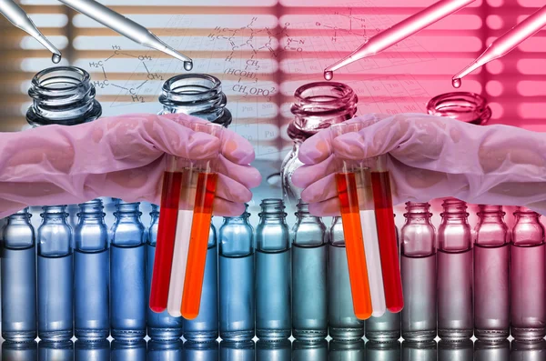 Chemisch laboratorium, wetenschapper daalt het reagens in de maatkolf van de test — Stockfoto