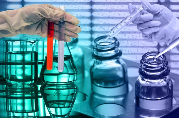 Kemiskt laboratorium, forskare släppa reagenset i test kolv — Stockfoto