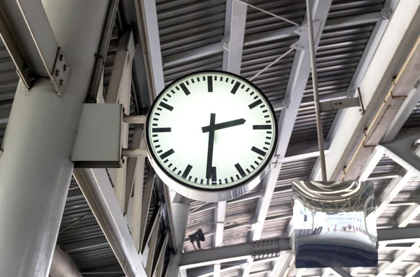 Närbild klocka på sky-stationen — Stockfoto