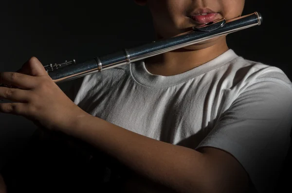 Флейтист, музыкант-флейтист, музыкальный инструмент — стоковое фото
