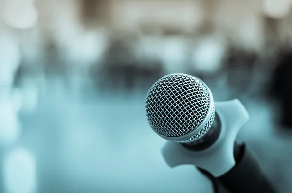 Gros plan du microphone dans la salle de conférence sur fond flou — Photo