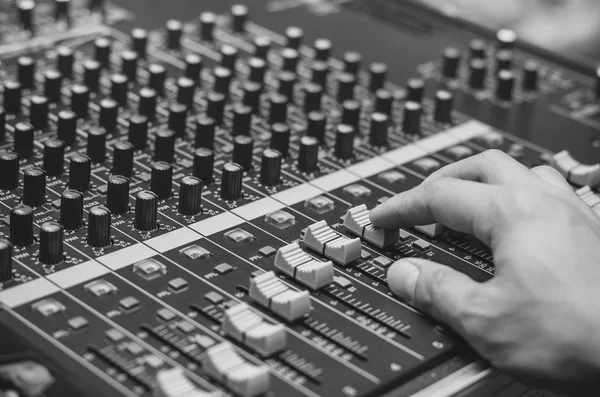 Hand aanpassen, audio-mixer — Stockfoto