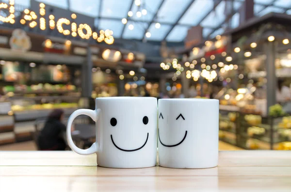 Zwei glückliche Tassen auf Kaffeehaus verschwimmen Hintergrund — Stockfoto