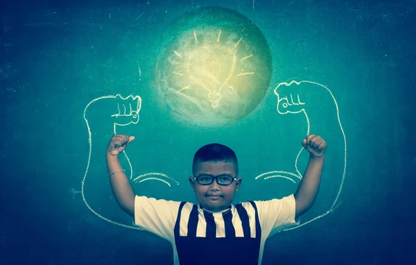 교육 교실에서 칠판에 대 한 아시아 강한 어린이 — 스톡 사진