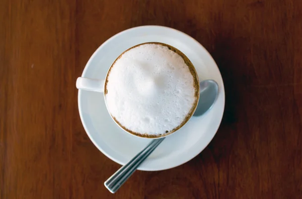 Cappuccino quente na mesa de madeira, vista superior — Fotografia de Stock