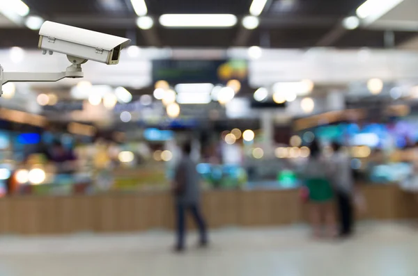 Cámara de seguridad CCTV en el monitor la foto borrosa abstracta del patio de comidas en los grandes almacenes — Foto de Stock