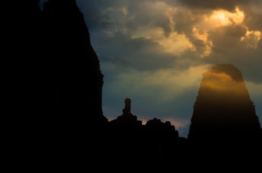 Pre Rup Siem vasıl Angkor Wat çevresinde silüeti biçmek. Kamboçya