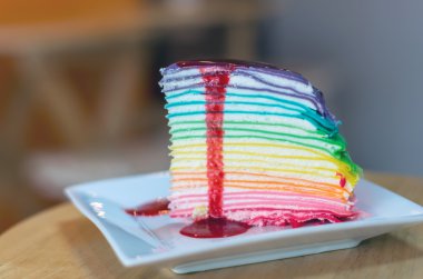 Gökkuşağı krep pasta. (Seçici odak)