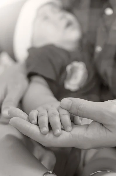 Ασιατική μωρό χέρι από την ενήλικη πλευρά — Φωτογραφία Αρχείου
