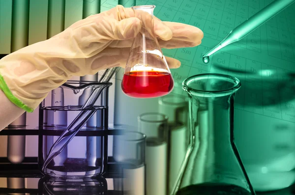 Chemielabor, Wissenschaftler lassen das Reagenz in Testkolben fallen — Stockfoto