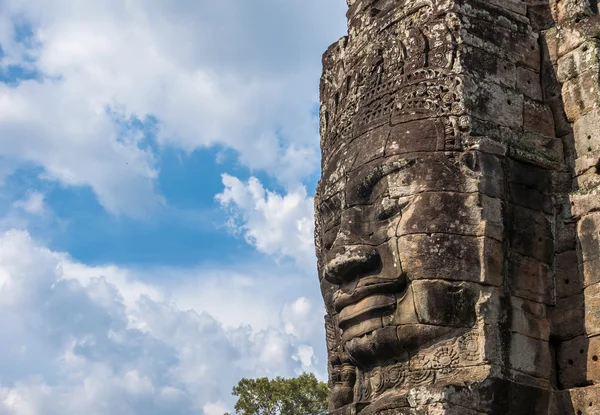 Cara de piedra del antiguo templo de Bayon en Angkor Thom. Siem Reap, Camboya — Foto de Stock