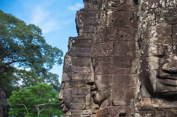 古代在吴哥巴戎寺的石头脸。柬埔寨，暹粒 — 图库照片