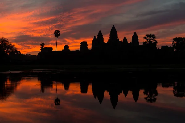 Silueta de Angkor Wat amanecer en Siem Reap. Camboya — Foto de Stock