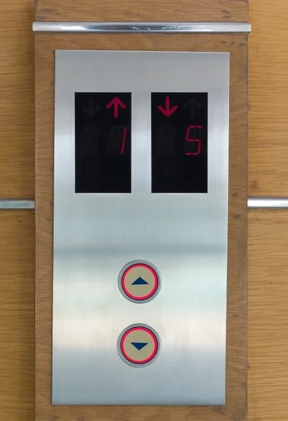 방향으로 왔다 갔다 엘리베이터 버튼. — 스톡 사진