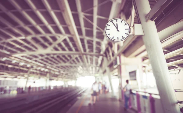 Reloj en la estación de tren del cielo, tono vintage —  Fotos de Stock