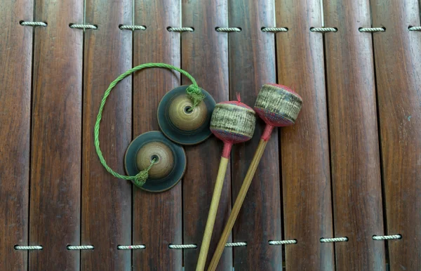 Nahaufnahme thailändisches Musikinstrument (Altxylophon) mit Kastagnetten, asiatisches Instrument — Stockfoto