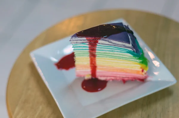 Rainbow SORGFLOR kaka. (Fokus på översta lagret) — Stockfoto