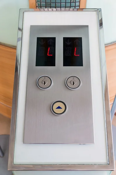 Лифт Направление подъема кнопки L для этажа вестибюля — стоковое фото