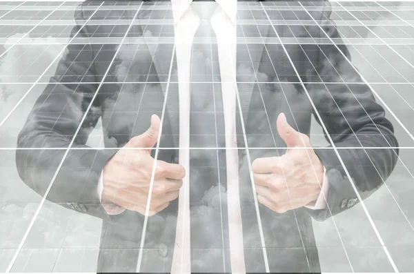 Kézzel rázzuk fel, egy üzletember, a Modern üveg épület háttér között — Stock Fotó