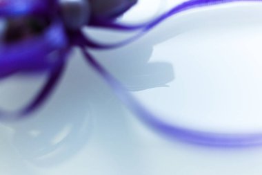 Bulanık bir arkaplanda mavi kurdele. Beyaz, nötr arkaplan metin ya da eklenen grafikler için harika bir alt katmandır.