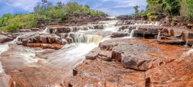 Kırmızı taşlı su Cascade