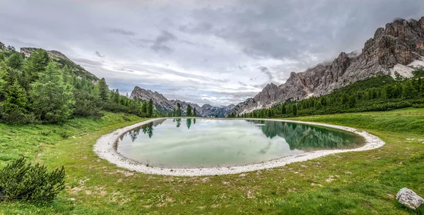 Lago Sassi na gama Dolomite Itália — Fotografia de Stock