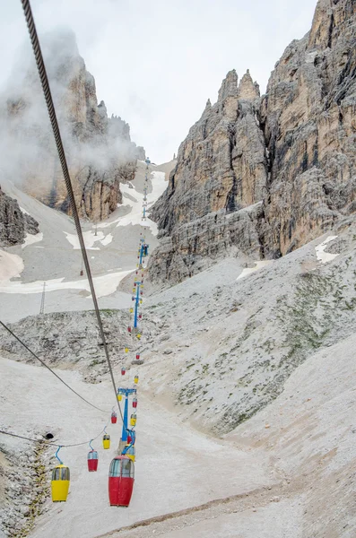 Velho teleférico nas Dolomitas — Fotografia de Stock