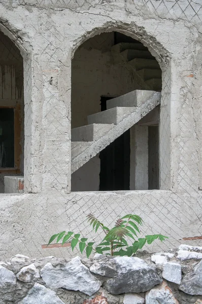Casa inacabada feita de concreto — Fotografia de Stock