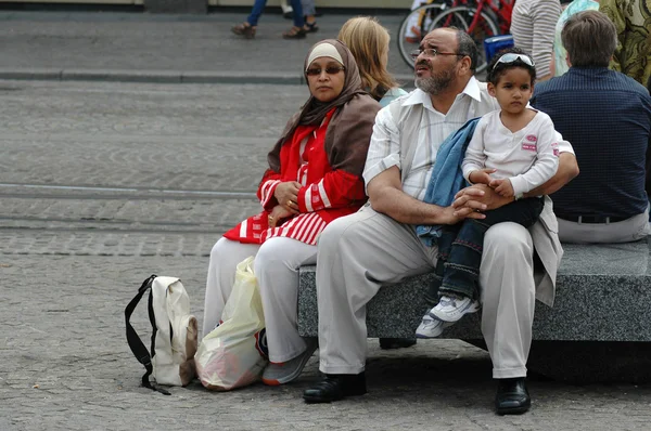 Muslim family resting on the street — Stock Photo, Image