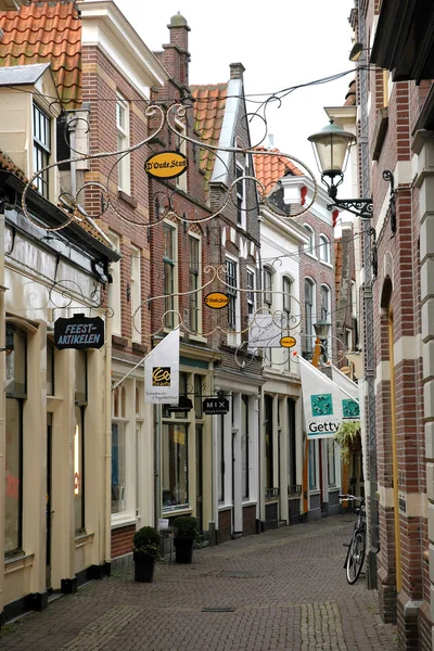 Bela rua estreita em Alkmaar — Fotografia de Stock
