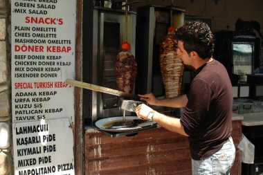 Genç adam Dilimleme kebap