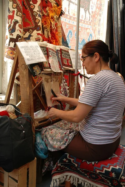 Unidentified Turkish woman weaves rugs — Stock Photo, Image