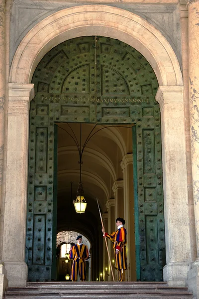 Papal Swiss guard standing at the Vatican Museum door — Stock Photo, Image